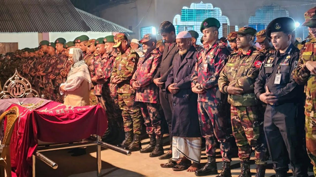 কুমিল্লায় চিরনিদ্রায় শায়িত সন্ত্রাসী হামলায় নিহত র‌্যাব কর্মকর্তা