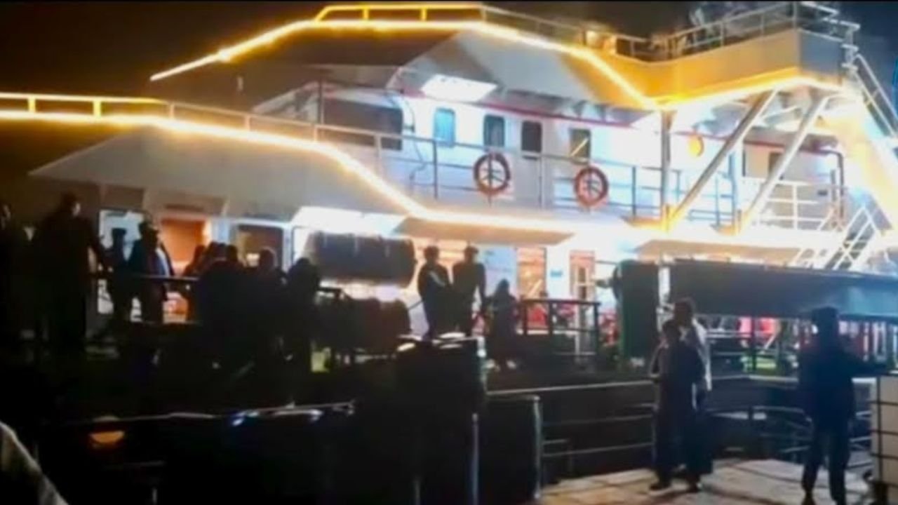 সেন্টমার্টিন রুটে জাহাজে ত্রুটি, দীর্ঘ যাত্রা বিলম্বে পর্যটকদের ভোগান্তি