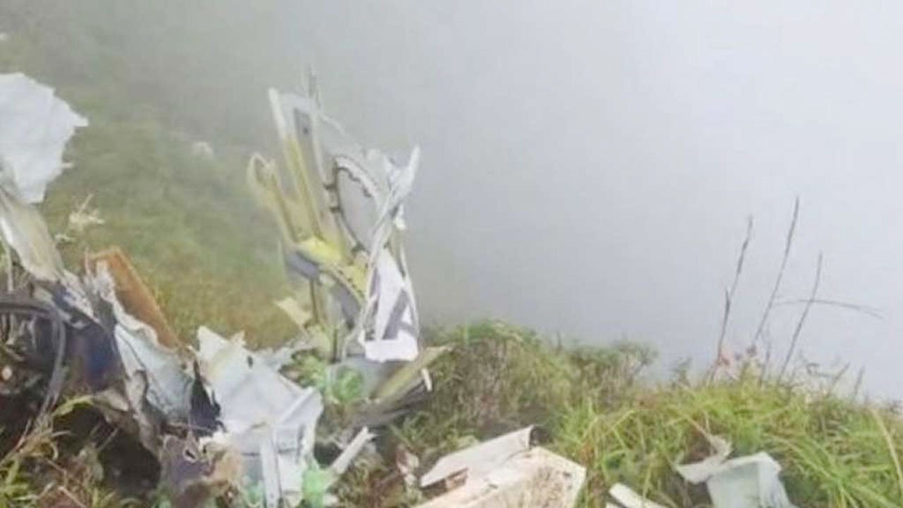 ইন্দোনেশিয়ায় বিমান বিধ্বস্ত, ১০ জনের মরদেহ উদ্ধার ইন্দোনেশিয়ায় বিমান বিধ্বস্ত, ১০ জনের মরদেহ উদ্ধার