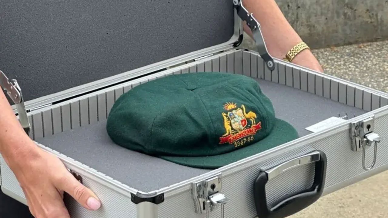 তিন প্রজন্ম তালাবদ্ধ থাকা ব্র্যাডম্যানের ব্যাগি গ্রিন রেকর্ড দামে বিক্রি