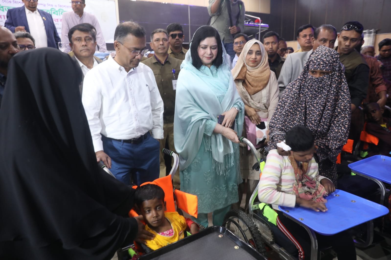 প্রায় দুই দশক পর নিজ জেলা বগুড়ায় ফিরে সাধারণ মানুষের কাতারে এসে দাঁড়িয়েছেন বিএনপি চেয়ারপারসন তারেক র