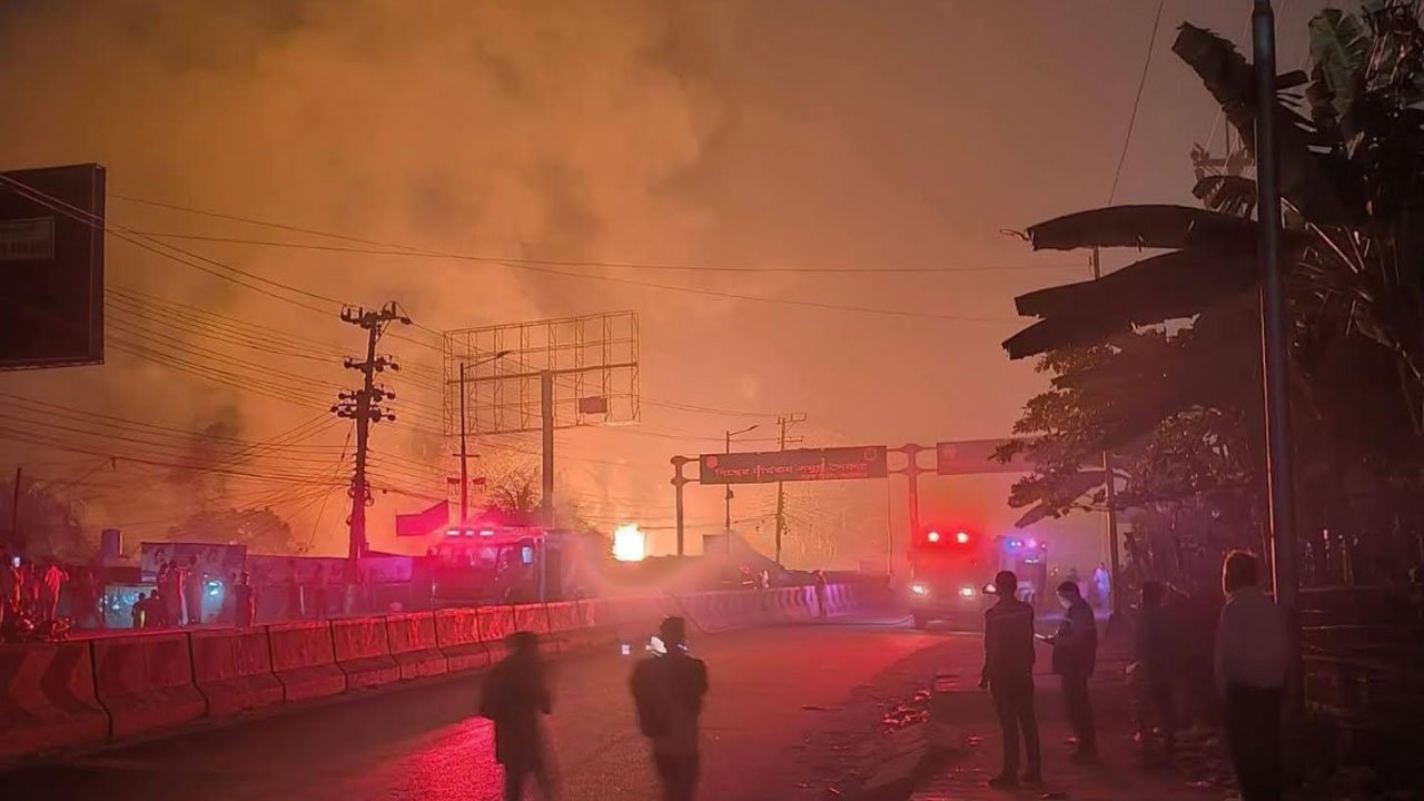 পুড়েছে বাড়ি-গাড়ি, কক্সবাজারে পাম্পের আগুনে দগ্ধ ১৬
