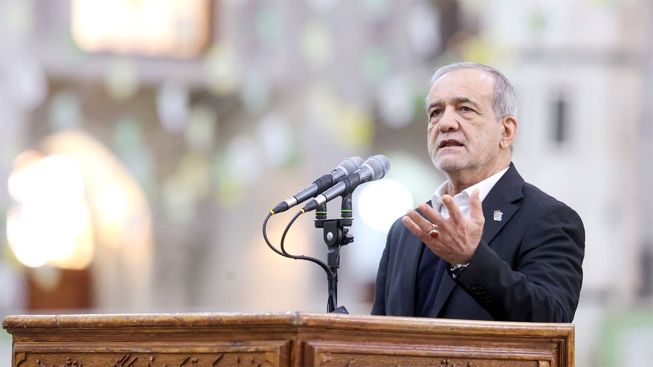 প্রেসিডেন্ট পেজেশকিয়ানকে প্রধান করে ‘অস্থায়ী নেতৃত্ব পরিষদ’ গঠন করল ইরান প্রেসিডেন্ট পেজেশকিয়ানকে প্রধান করে ‘অস্থায়ী নেতৃত্ব পরিষদ’ গঠন করল ইরান