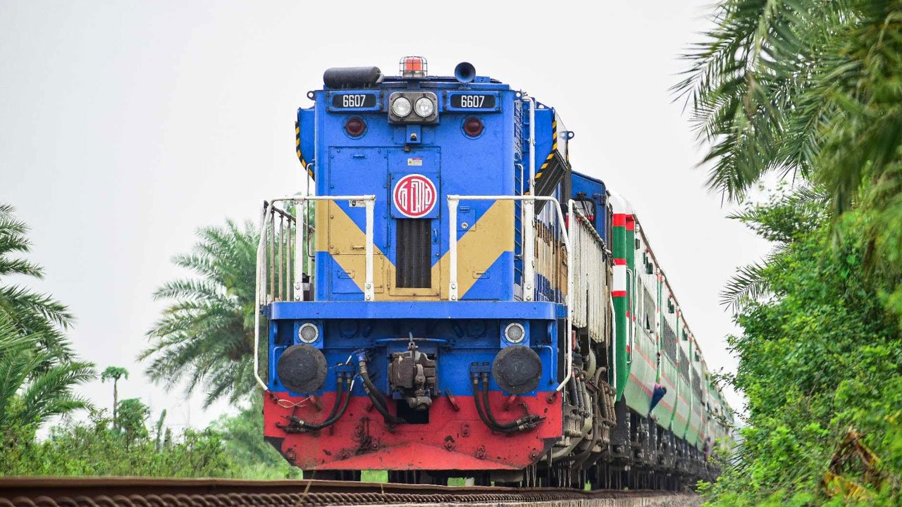 ঈদে ট্রেনের তৃতীয় দিনের টিকিট বিক্রি শুরু ঈদে ট্রেনের তৃতীয় দিনের টিকিট বিক্রি শুরু