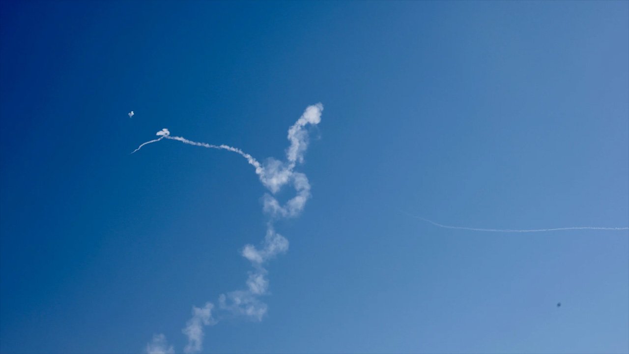 ইসরায়েলে ইরানের মিসাইল নিক্ষেপ