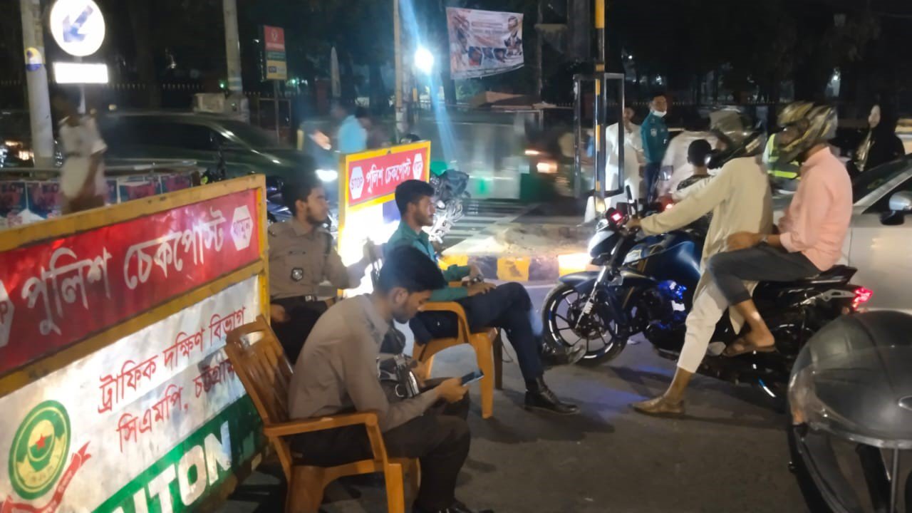 চট্টগ্রামে সড়ক বন্ধ করে পাঁচ তারকা হোটেলের মেলা, যাত্রীদের দুর্ভোগ