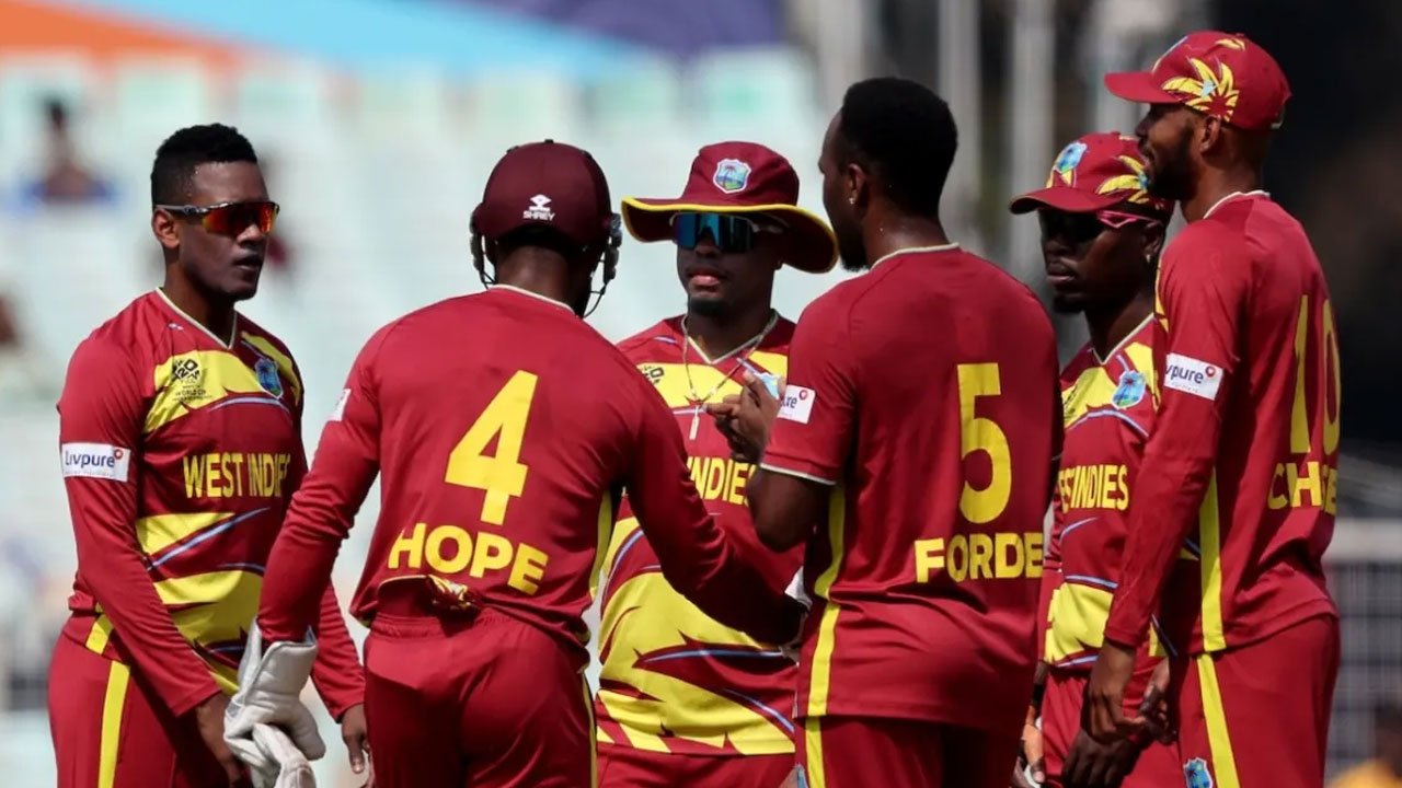 বিশেষ বিমানে নয়, সাধারণ যাত্রীদের সঙ্গে দেশে ফিরছেন মার্করাম-হোপরা