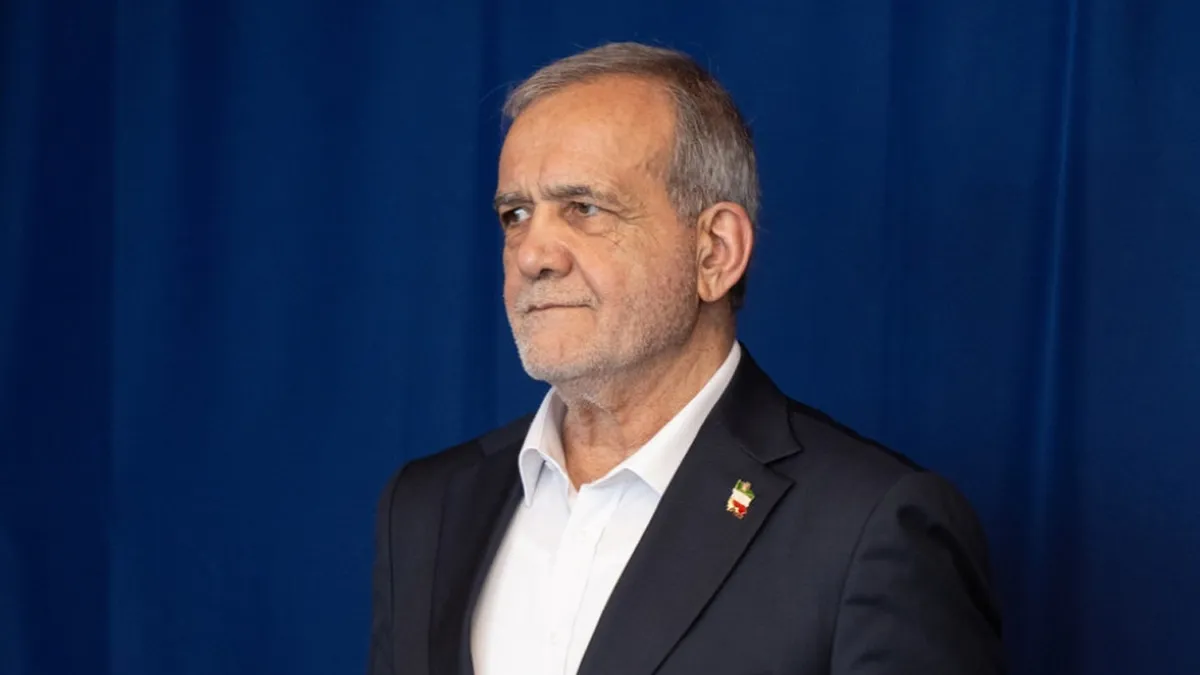 গুণ্ডাদের কাছে আমরা আত্মসমর্পণ করব না গুণ্ডাদের কাছে আমরা আত্মসমর্পণ করব না