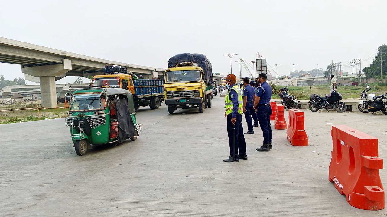 সিরাজগঞ্জ মহাসড়কে বাড়ছে যানবাহনের চাপ