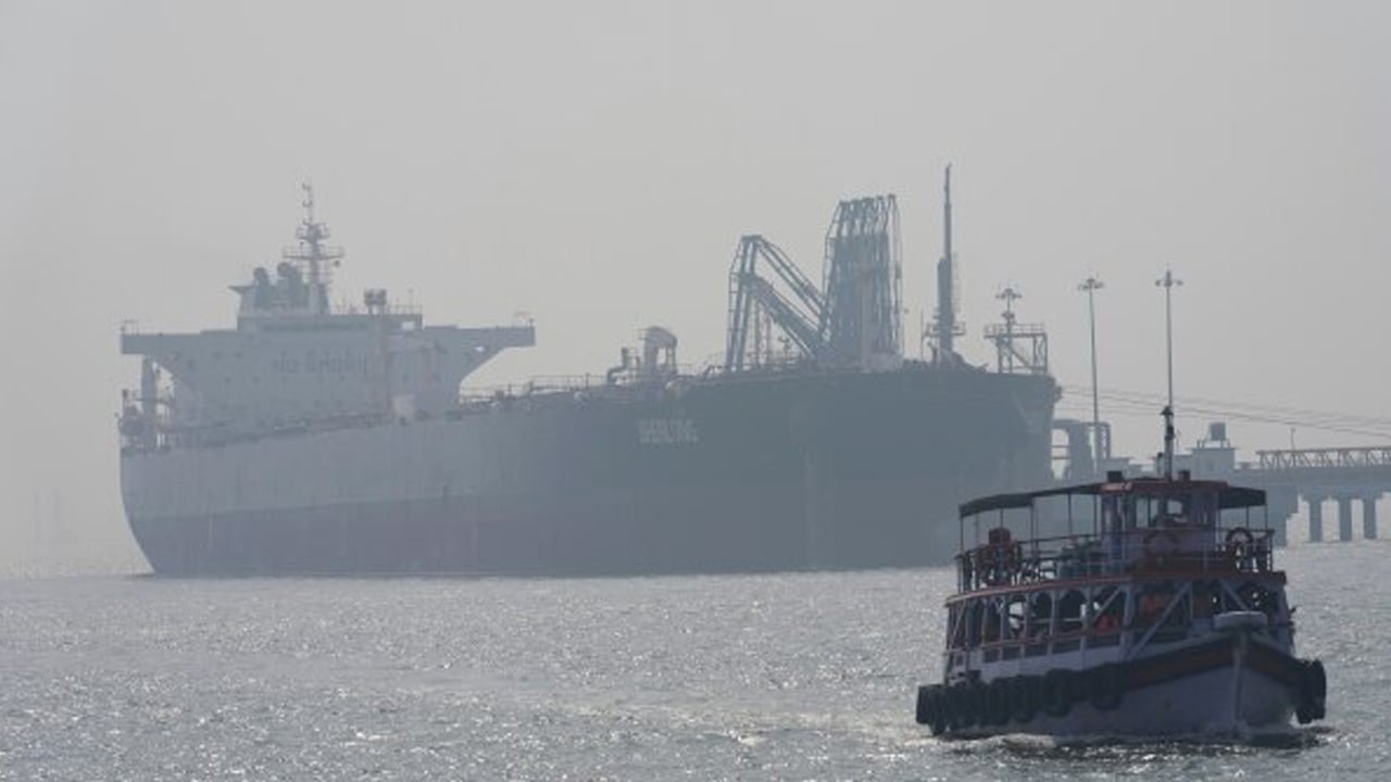 হরমুজে জাহাজ প্রবেশের চেষ্টা করেও হামলার ভয়ে পিছিয়ে গেলো