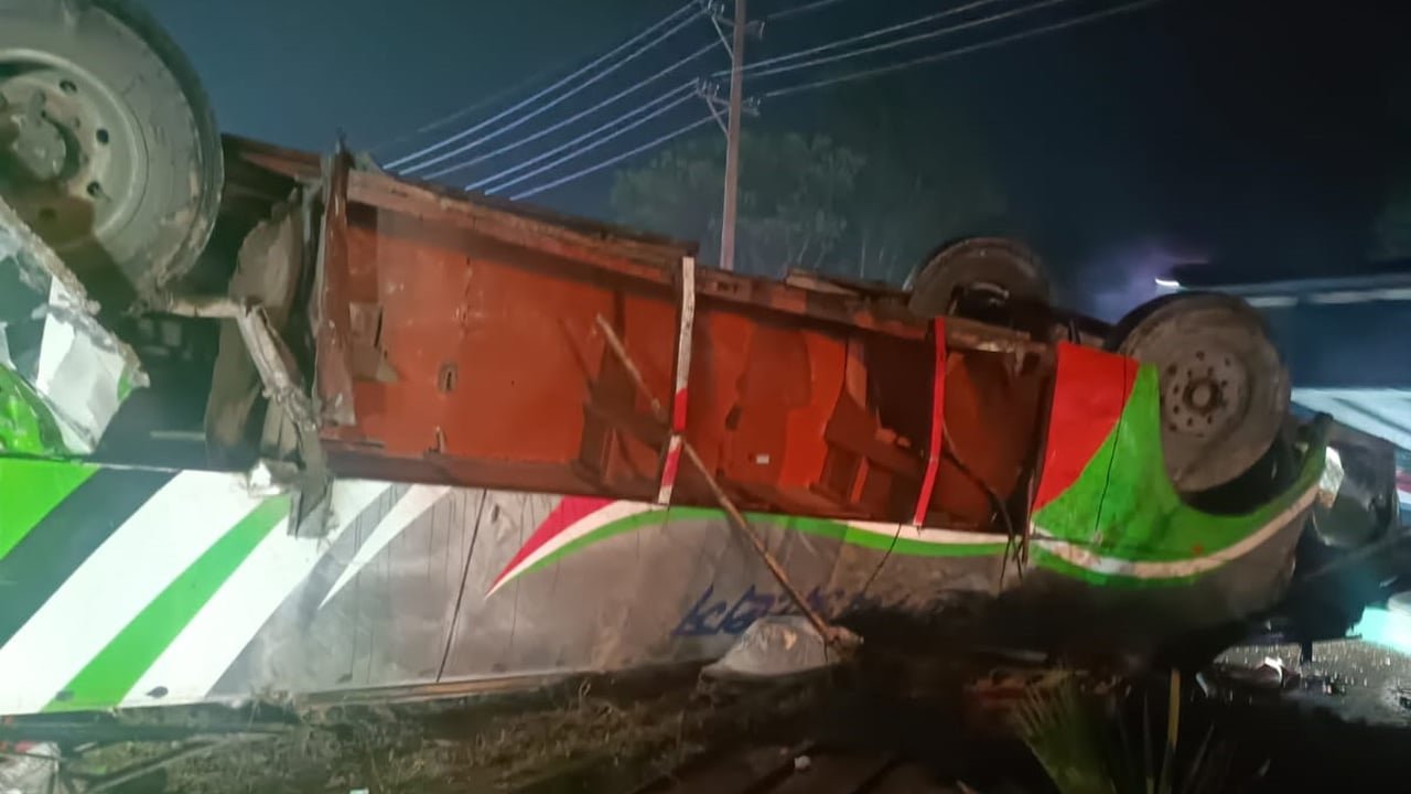 কুমিল্লায় নিয়ন্ত্রণে হারিয়ে উল্টে গেলো নোয়াখালীগামী বাস, আহত ১০