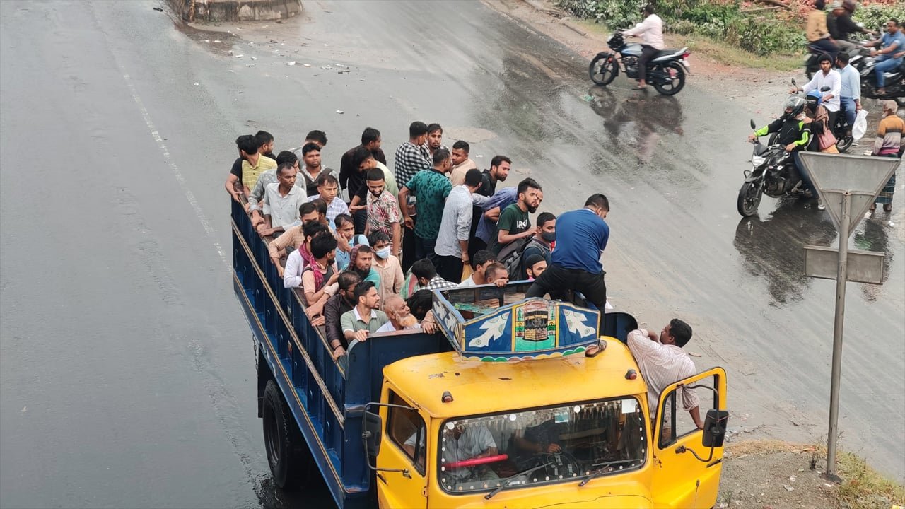 একটু পর পর বৃষ্টি, ঈদের ঘরমুখো মানুষের ভোগান্তি