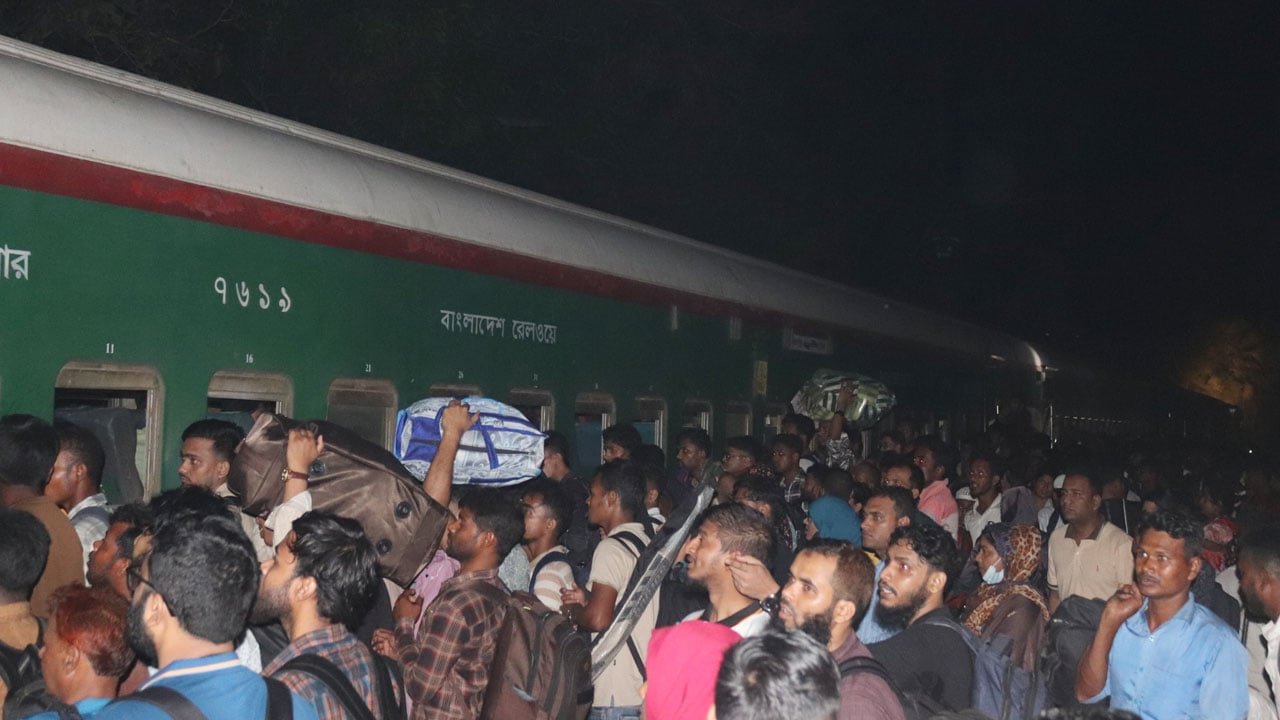 বিকল্প ট্রেন ধরতে ৫ কিলোমিটার পথ হাঁটছেন যাত্রীরা