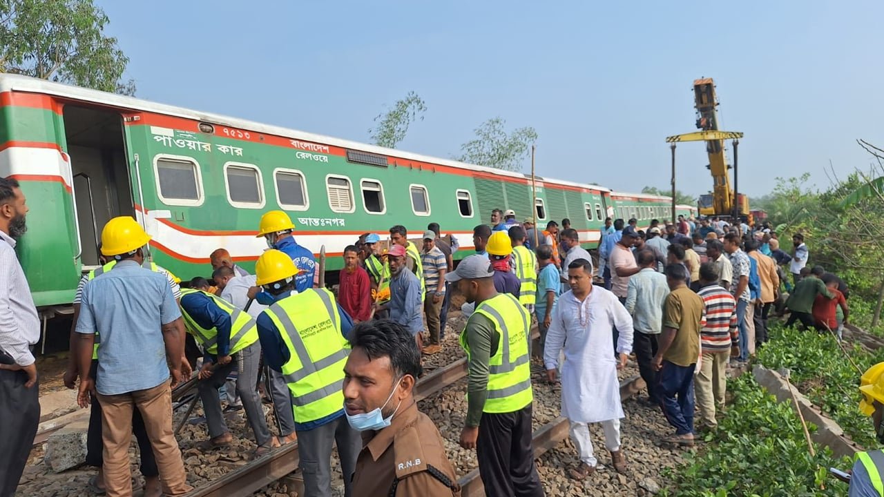 এখনও চলছে বাকি ৫টি বগির উদ্ধার কাজ, ট্রান্সশিপমেন্টে যাত্রী পারাপার