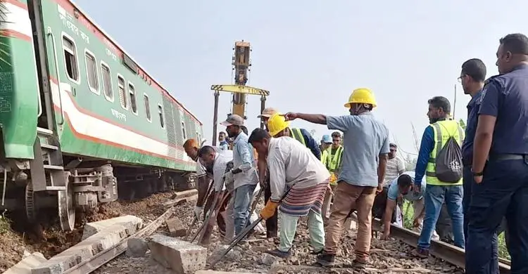 বগুড়ায় নীলসাগরের বগি সরানোর কাজ শেষ হয়নি, বিকল্প ট্রেনে যাতায়াত