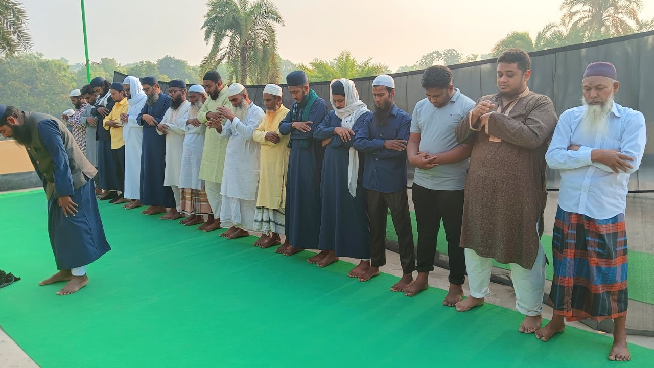 সৌদির সঙ্গে মিল রেখে রাজশাহীর পুঠিয়ায় ঈদ উদযাপন