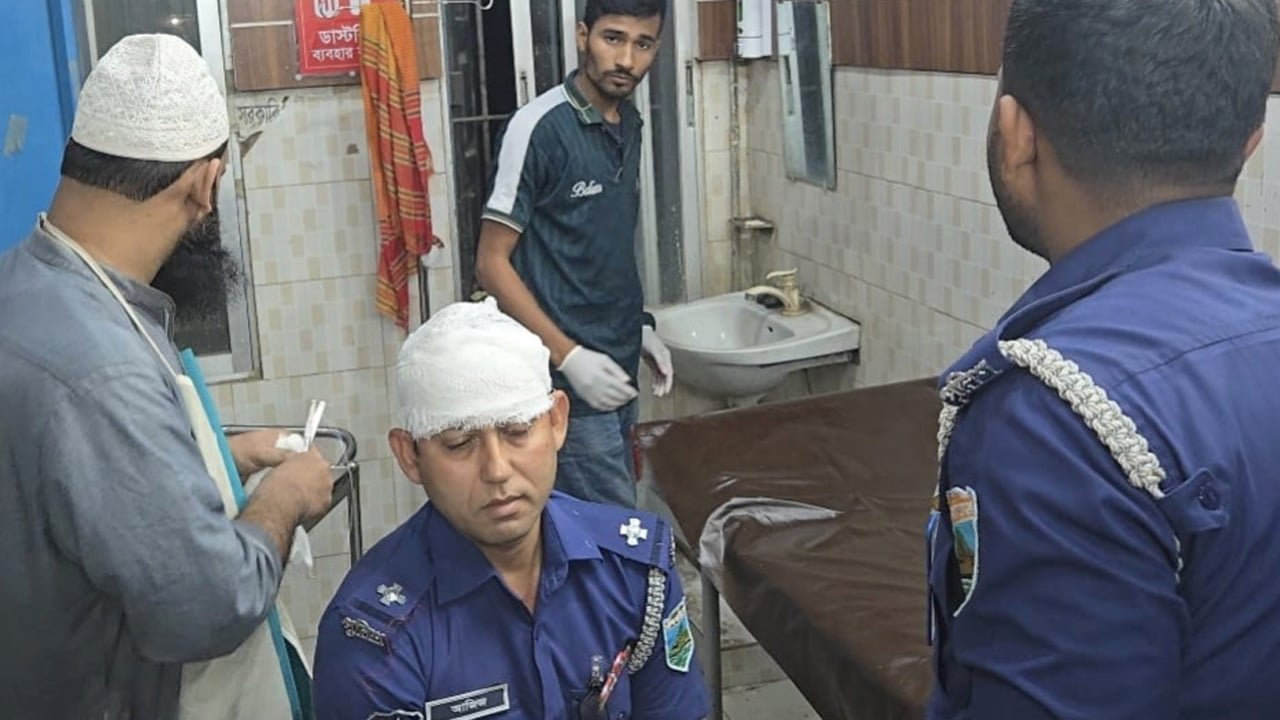 নাটোরে বিএনপির দুই গ্রুপের সংঘর্ষে পুলিশ সদস্য আহত