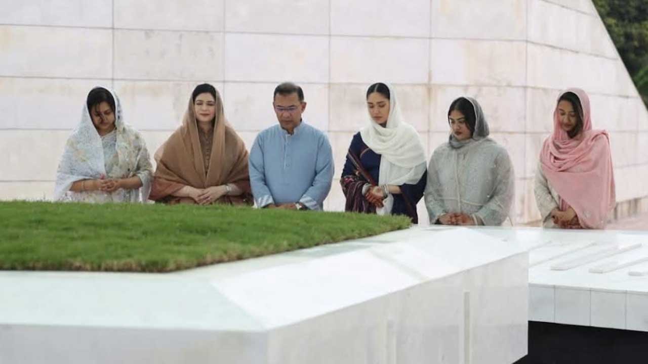 বাবা-মায়ের কবর জিয়ারত করলেন প্রধানমন্ত্রী তারেক রহমান