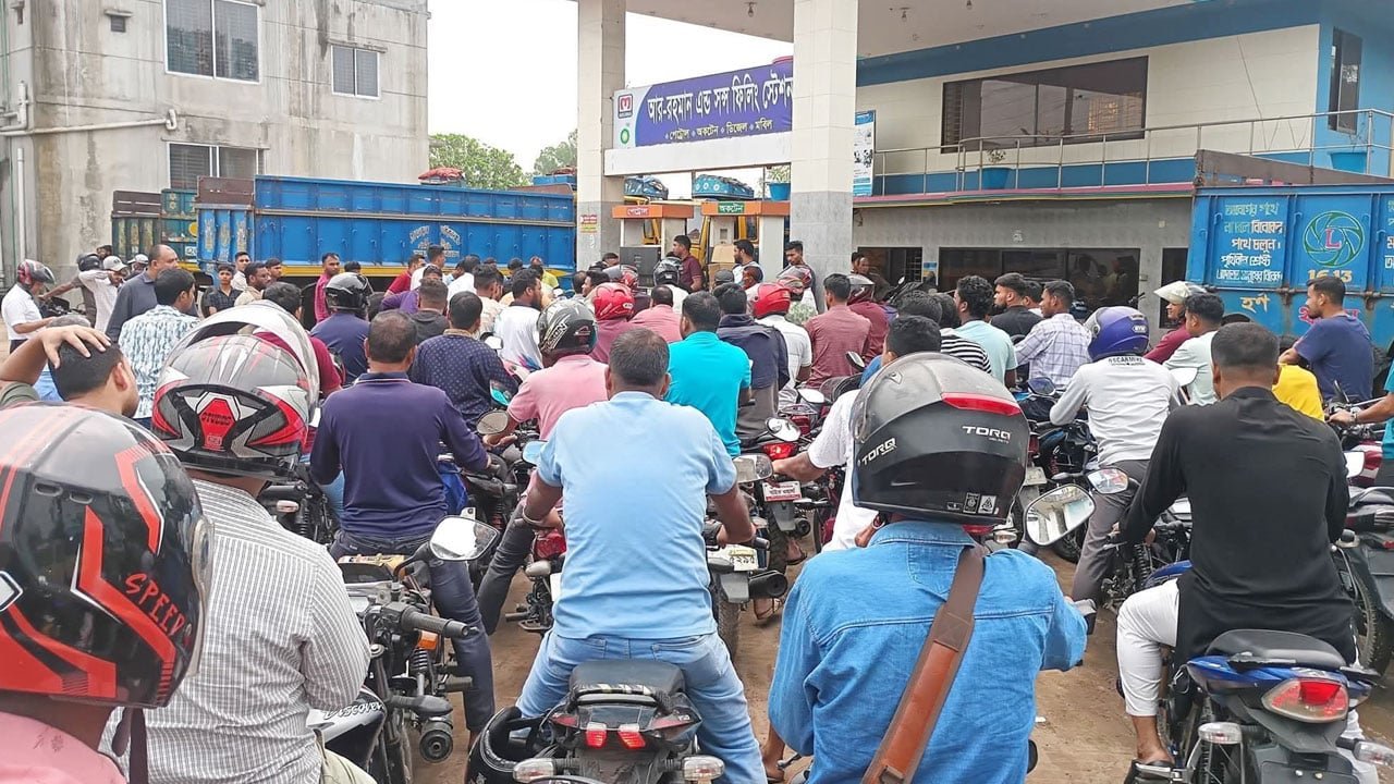 গাইবান্ধায় ১০০ টাকার তেল পেতে ৩ ঘণ্টা অপেক্ষা, বড় দুই পাম্প বন্ধ