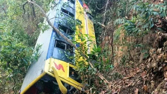 বান্দরবানের পর্যটকদের নিয়ে বাস খাদে, আহত ২০