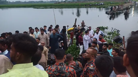 ব্রিজ ভেঙে নদীতে পড়ল শতাধিক মানুষ, দুই সহোদরসহ ৪ শিশু নিহত