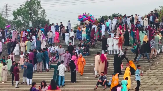 ঈদের দিনে সিরাজগঞ্জের যমুনা পাড়ে মানুষের উপচে পড়া ভিড়