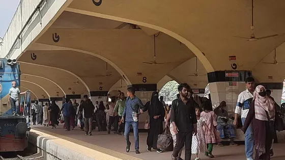 ছুটি শেষে ঢাকায় ফিরছে কর্মব্যস্ত মানুষ, দেরিতে ট্রেন ছাড়ার অভিযোগ ছুটি শেষে ঢাকায় ফিরছে কর্মব্যস্ত মানুষ, দেরিতে ট্রেন ছাড়ার অভিযোগ