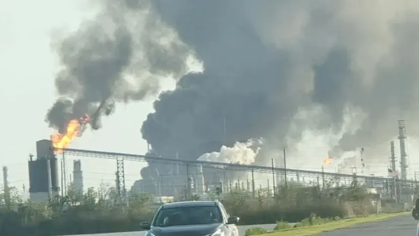 যুক্তরাষ্ট্রে তেল শোধনাগারে বিশাল বিস্ফোরণ