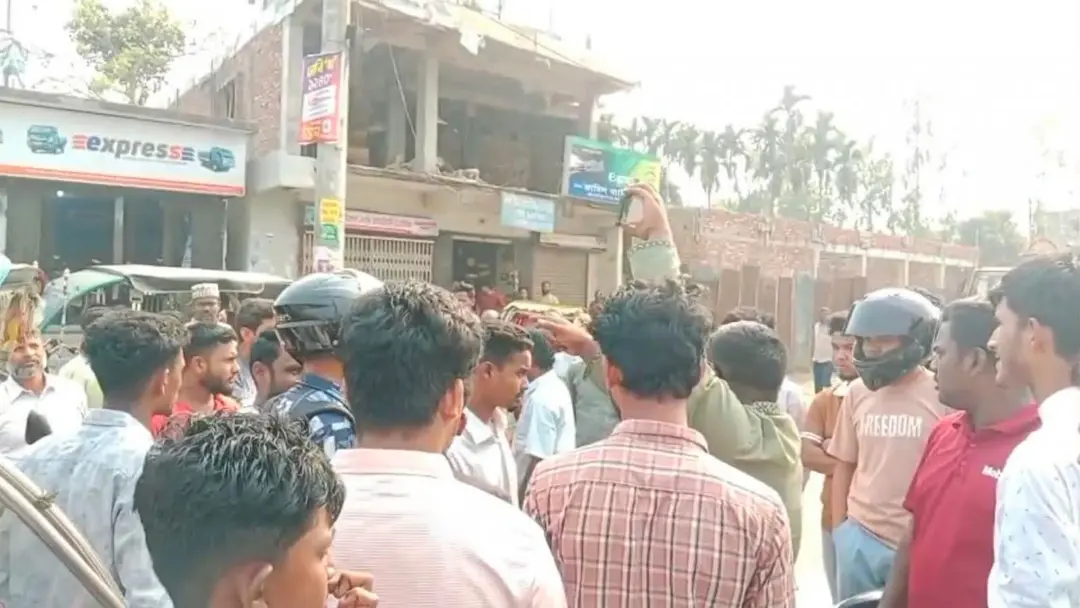 গাইবান্ধায় তেল না পেয়ে বাইকারদের সড়ক অবরোধ