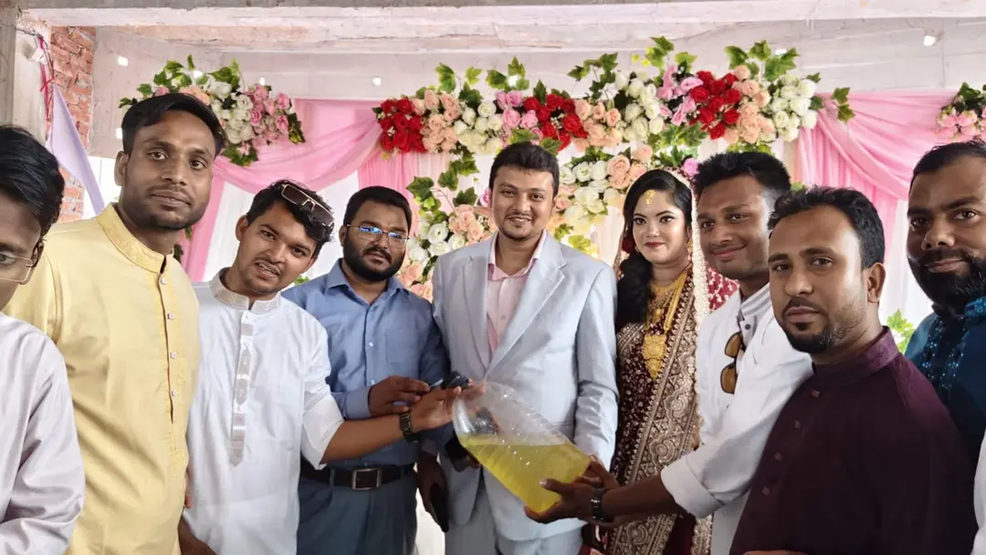 গণঅধিকারের কেন্দ্রীয় নেতার বিয়েতে বোতলভর্তি ডিজেল উপহার