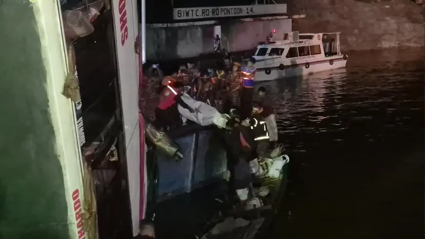 দৌলতদিয়া ফেরিঘাটে বাসডুবির ঘটনায় নিহত বেড়ে ২৩ দৌলতদিয়া ফেরিঘাটে বাসডুবির ঘটনায় নিহত বেড়ে ২৩