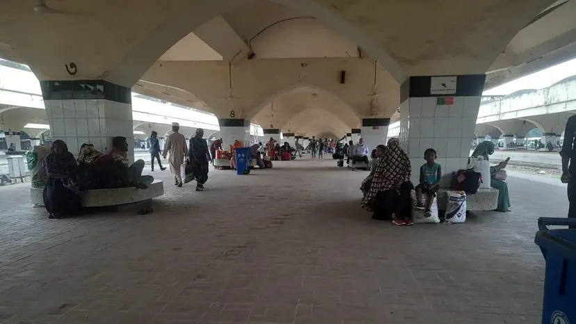 ৩ দিনের ছুটি : ট্রেনে আসা-যাওয়া যাত্রীর চাপ কম