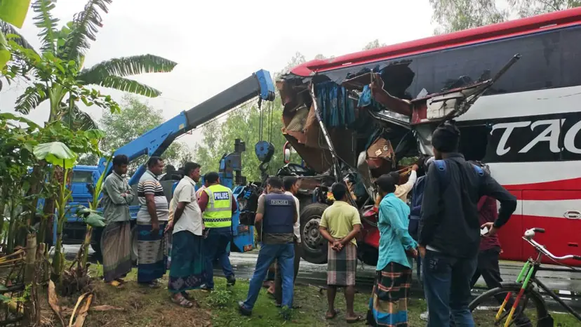 দাঁড়িয়ে থাকা ট্রাকে স্লিপার বাসের ধাক্কা, নিহত ২ দাঁড়িয়ে থাকা ট্রাকে স্লিপার বাসের ধাক্কা, নিহত ২