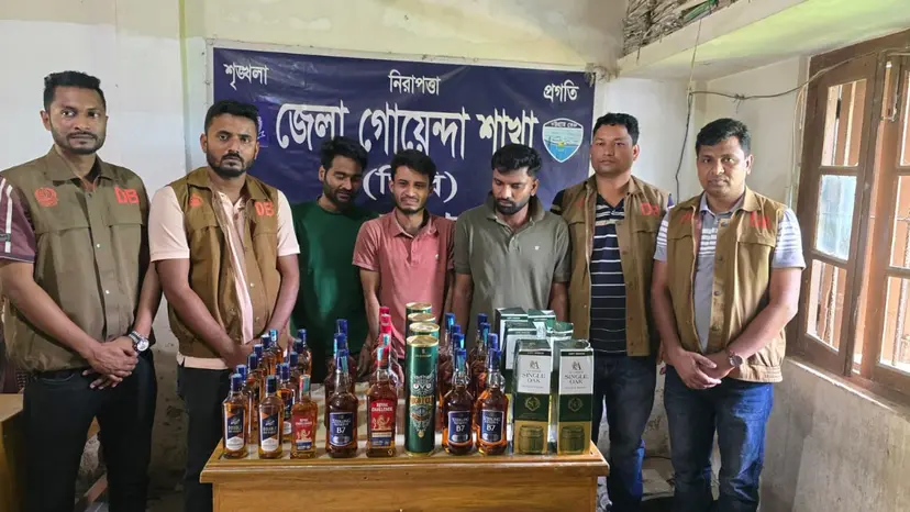 বাসায় বিদেশি মদ মজুত রেখে সরবরাহ করতেন তারা