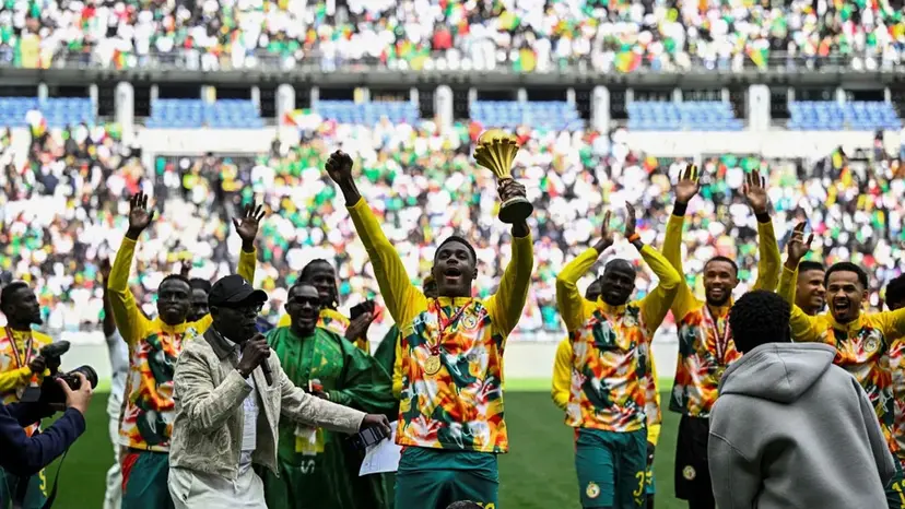 অমীমাংসিত ট্রফি নিয়ে ফ্রান্সে সেনেগালের উৎসব অমীমাংসিত ট্রফি নিয়ে ফ্রান্সে সেনেগালের উৎসব