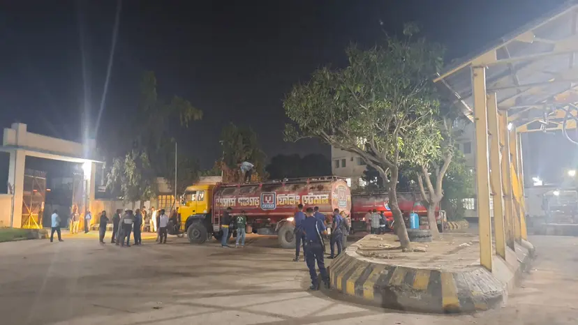 ১২ ঘণ্টা পর ডিপো থেকে রংপুরের আট জেলায় তেল সরবরাহ শুরু ১২ ঘণ্টা পর ডিপো থেকে রংপুরের আট জেলায় তেল সরবরাহ শুরু