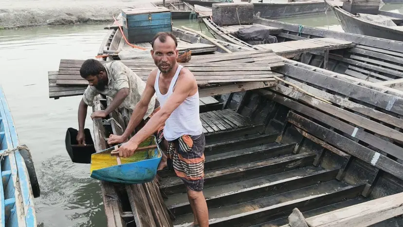 ‘তেল নাই, নৌকা চালামু কেমনে’ ‘তেল নাই, নৌকা চালামু কেমনে’