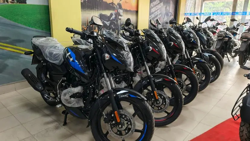 ২০ হাজার ছাড়েও ক্রেতা নেই মোটরসাইকেলের, বাড়ছে ই-বাইকের কদর