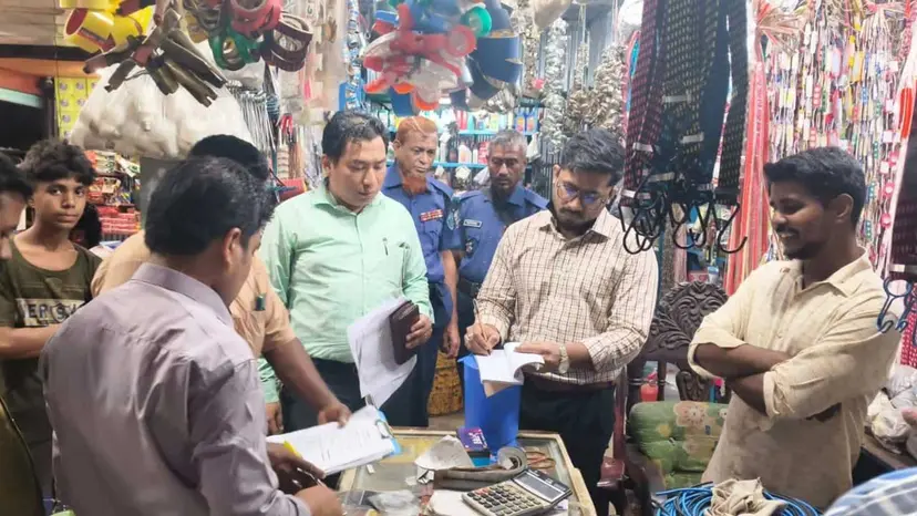 বেশি দামে খোলাবাজারে তেল বিক্রি, চট্টগ্রামে দুই দোকানিকে জরিমানা