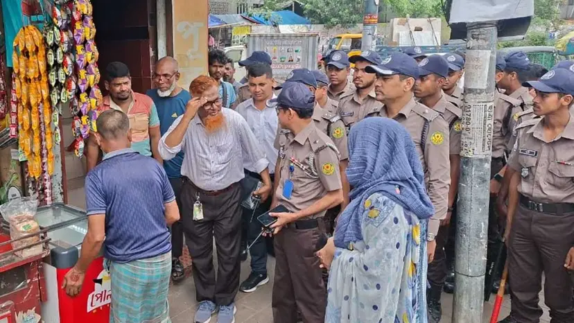 ফুটপাত দখল করে ব্যবসাপ্রতিষ্ঠান : বনানীতে ডিএমপির উচ্ছেদ অভিযান শুরু ফুটপাত দখল করে ব্যবসাপ্রতিষ্ঠান : বনানীতে ডিএমপির উচ্ছেদ অভিযান শুরু