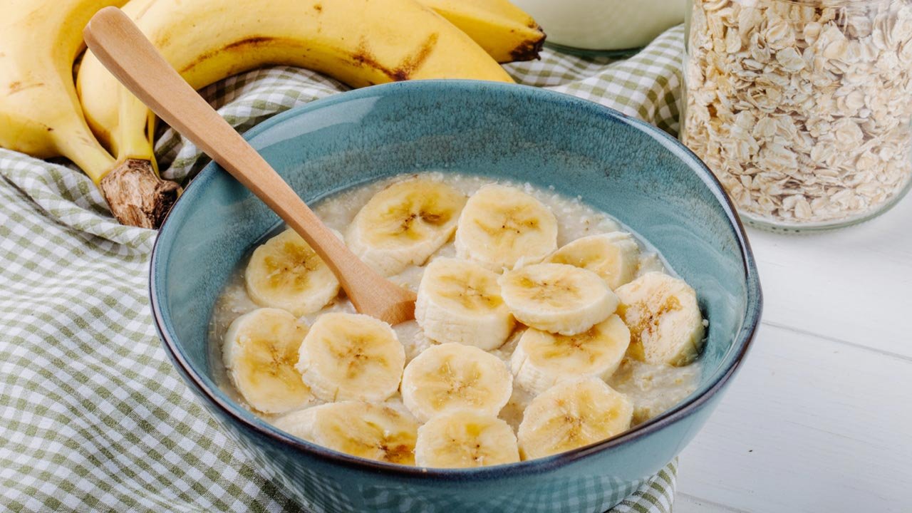 হজমে সমস্যা? কলার সঙ্গে এই দুই উপাদান মিশিয়ে খান