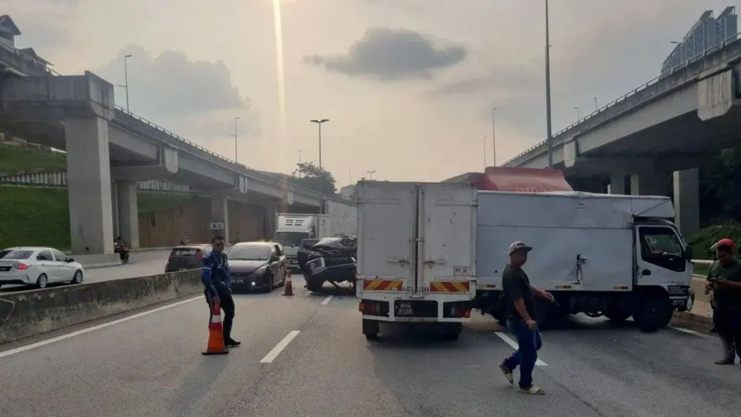 মালয়েশিয়ায় লরি ও পিকআপের ত্রিমুখী সংঘর্ষে প্রাণ গেল বাংলাদেশির