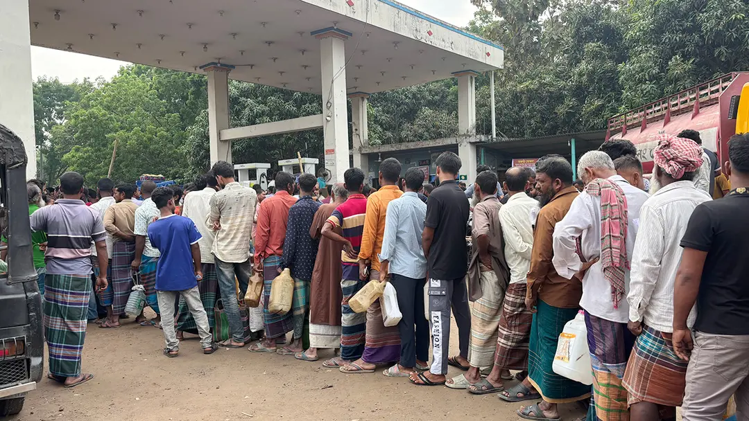 তেলের জন্য কৃষকদের ঘণ্টার পর ঘণ্টা অপেক্ষা, ব্যাহত সেচ কার্যক্রম