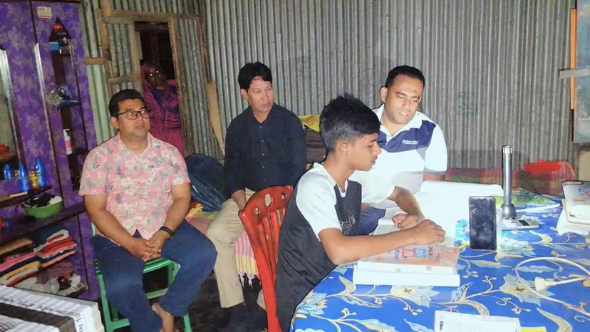 এসএসসি পরীক্ষার্থীদের বাড়ি গিয়ে পড়াশোনার খোঁজ নিচ্ছেন ইউএনও