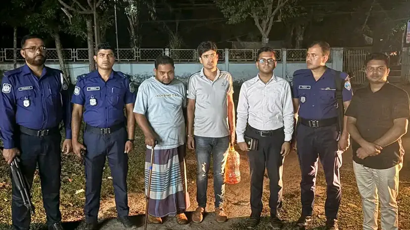 বাইকের তেল বোতলে: খোলা বাজারে চড়া দামে বিক্রি