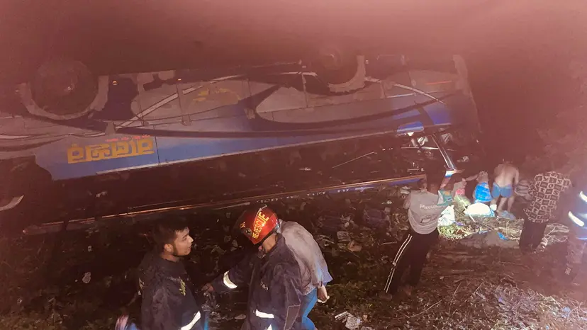 নিয়ন্ত্রণ হারিয়ে যাত্রীবাহী বাস জলাশয়ে, নিহত ১