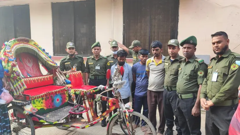 মহাখালীতে ভোররাতে অটোরিকশা ছিনতাই, অভিযানে ৩ ছিনতাইকারী আটক