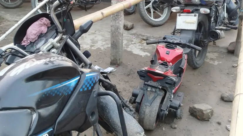 কুড়িগ্রামে তেলের লাইনে খেলনা মোটরসাইকেল কুড়িগ্রামে তেলের লাইনে খেলনা মোটরসাইকেল
