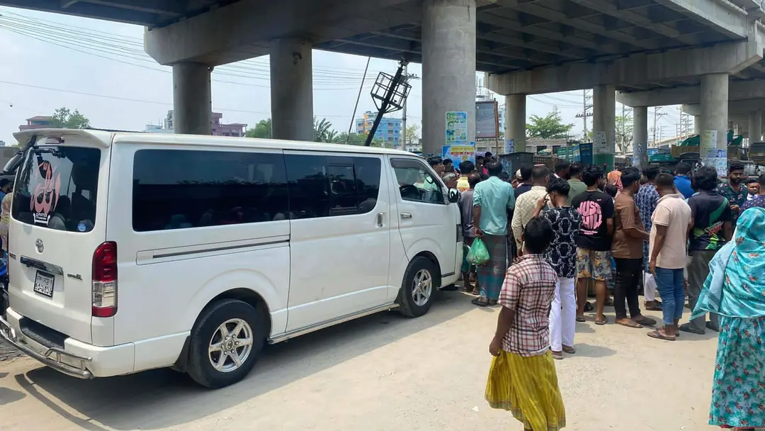 গাজীপুরে মাইক্রোবাস চাপায় নারী নিহত, আহত দুই শিশু