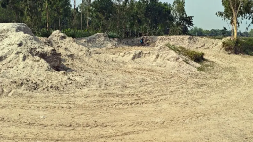 চেয়ারম্যানের জিম্মায় রাখা বালু লুট, নিলাম স্থগিত